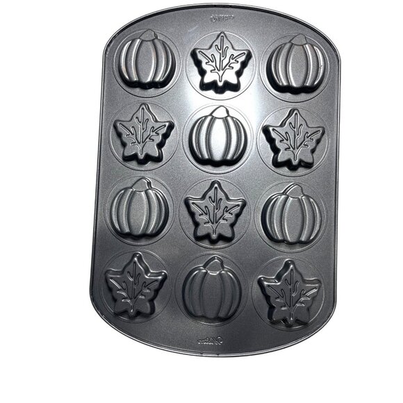 Wilton Non-Stick Fall Muffin Pan W/ Pumpkin & Maple Leaf Shapes 94a - Picture 3 of 3